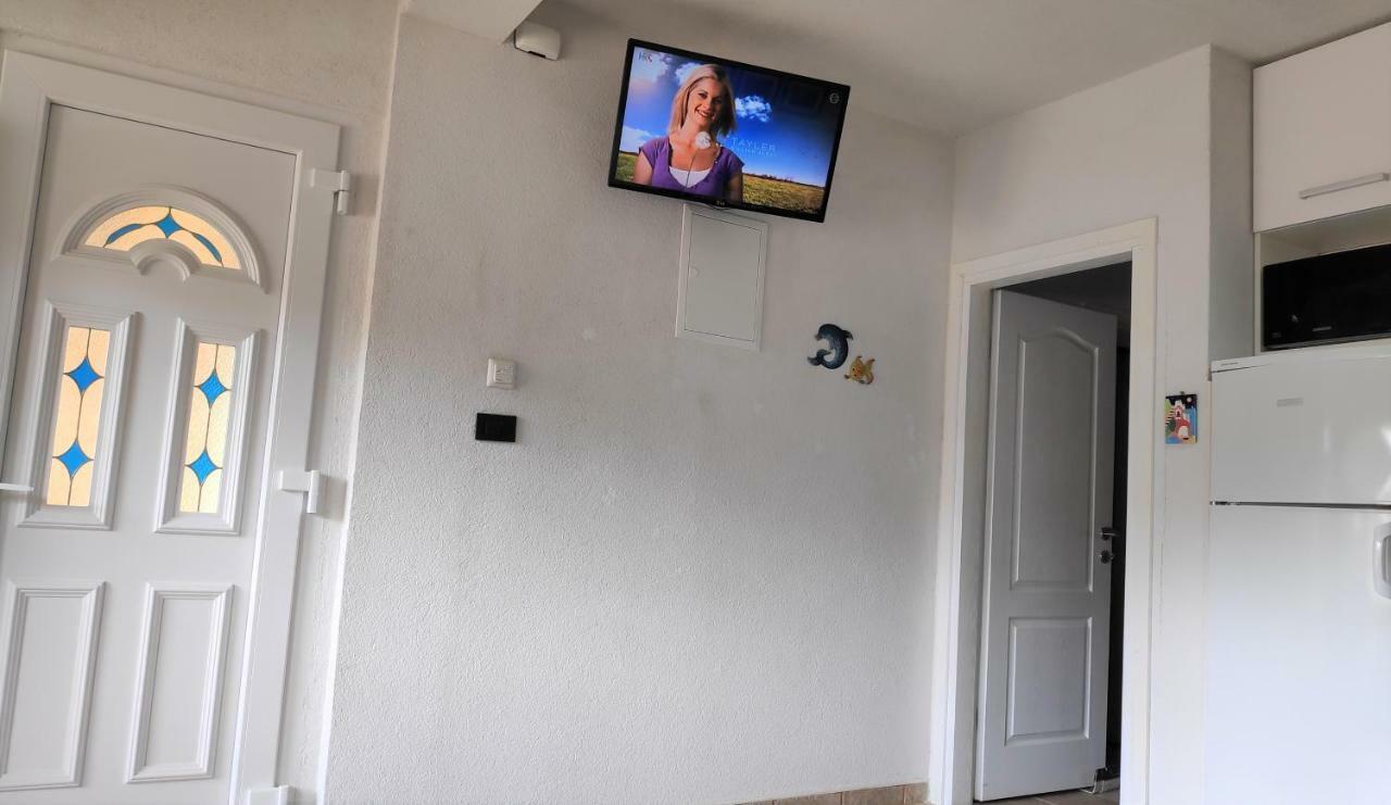 Villa Punta Blava - Beach Front, Ideal For Family Vacation With Kids, Large Terraces With Sea View, Internet, Netflix, No Pets Allowed Obrovac Eksteriør bilde