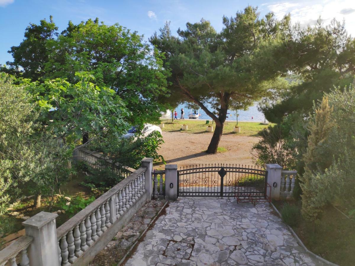 Villa Punta Blava - Beach Front, Ideal For Family Vacation With Kids, Large Terraces With Sea View, Internet, Netflix, No Pets Allowed Obrovac Eksteriør bilde