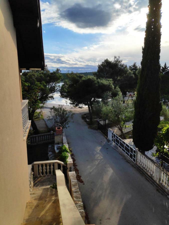 Villa Punta Blava - Beach Front, Ideal For Family Vacation With Kids, Large Terraces With Sea View, Internet, Netflix, No Pets Allowed Obrovac Eksteriør bilde