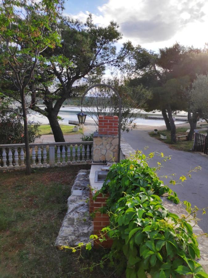 Villa Punta Blava - Beach Front, Ideal For Family Vacation With Kids, Large Terraces With Sea View, Internet, Netflix, No Pets Allowed Obrovac Eksteriør bilde