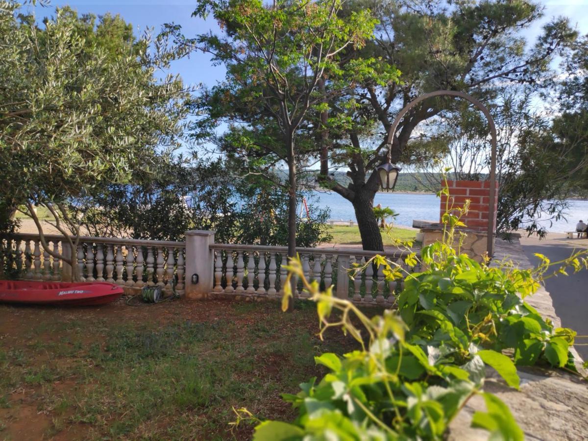 Villa Punta Blava - Beach Front, Ideal For Family Vacation With Kids, Large Terraces With Sea View, Internet, Netflix, No Pets Allowed Obrovac Eksteriør bilde